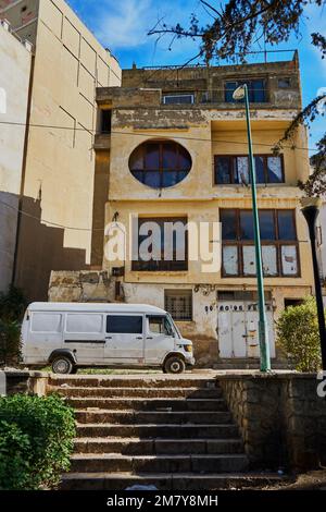 Ein Van neben einem alten Haus in Marokko Stockfoto