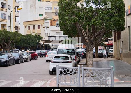 Autos in einer alten marokkanischen Straße in Meknes Stockfoto