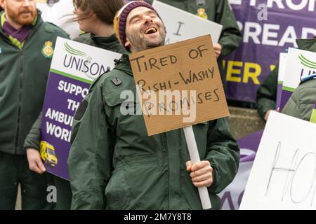 London, Großbritannien. 11. Januar 2023. Streikende Ambulanzmitarbeiter an der Westminster Ambulance Station London Credit: Ian Davidson/Alamy Live News Stockfoto