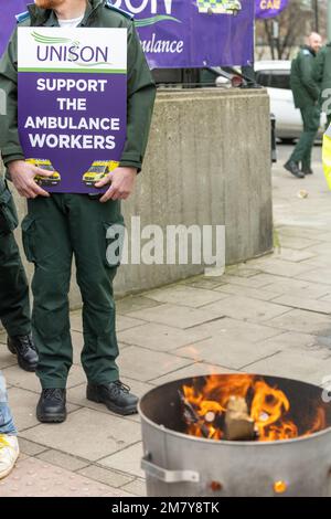 London, Großbritannien. 11. Januar 2023. Streikende Ambulanzmitarbeiter an der Westminster Ambulance Station London Credit: Ian Davidson/Alamy Live News Stockfoto