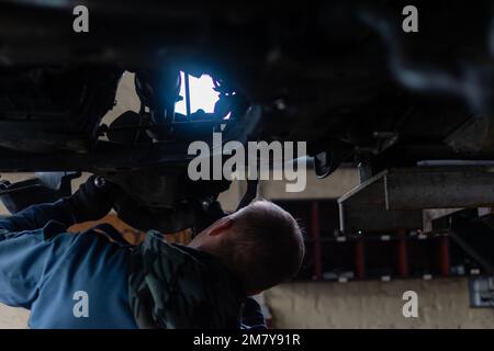 Reparatur des Unterwagens der Vorderradaufhängung des Fahrzeugs in der Garage des Pkw-Service Stockfoto