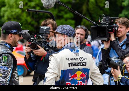 Stunt-Fahrer Michael „Mad Mike“ Whiddett und Ken Block beim 2016 Goodwood Festival of Speed, Großbritannien. Von Red Bull und Ford Hoonigan gesponserte Fahrer. Medien Stockfoto