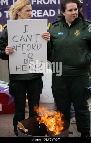 London, Großbritannien. 11. Januar 2023. Streikende Ambulanzmitarbeiter an der Westminster Ambulance Station London Credit: Ian Davidson/Alamy Live News Stockfoto