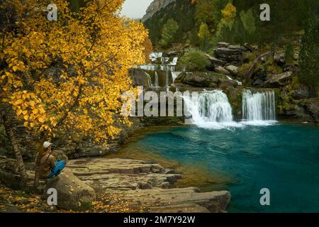 Mann, der sich im Herbst im Ordesa-Nationalpark erholt Stockfoto