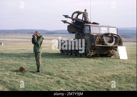 Rechte Vorderansicht eines selbstfahrenden Boden-Luft-Raketensystems M-48 Chaparral in geringer Höhe, das auf der Fluglinie zu sehen ist. Basis: Luftwaffenstützpunkt Sembach Land: Deutschland / Deutschland (DEU) Stockfoto