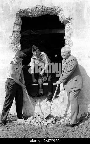 Die feierliche Neuauflage des neuen Kommissars wird von links nach rechts, BGEN Eugene L. Stillions, Commander U.S., durchgeführt Truppenunterstützungsagentur; OBERST Robert Deshler, Kommandeur von Fort Buchanan; und Julian O. McConnie, ziviler Berater des Militärsekretärs. Basis: Fort Buchanan, San Juan Bundesstaat: Puerto Rico (PR) Land: Vereinigte Staaten von Amerika (USA) Stockfoto