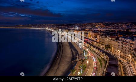 Sonnenuntergang auf der Baie des Anges in der Nähe des Hafens von Nizza an der französischen Riviera im Winter Stockfoto