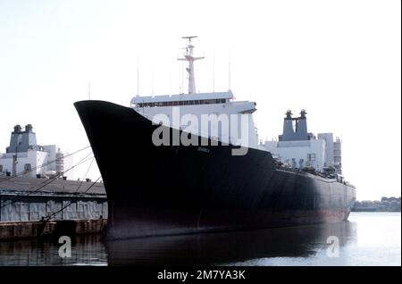 Hafenbogenblick auf das am Pier angebrachte militärische Sealift-Kommando-Frachtschiff DENEBOLA (T-AK-289). Basis: Philadelphia Bundesstaat: Pennsylvania (PA) Land: Vereinigte Staaten von Amerika (USA) Stockfoto