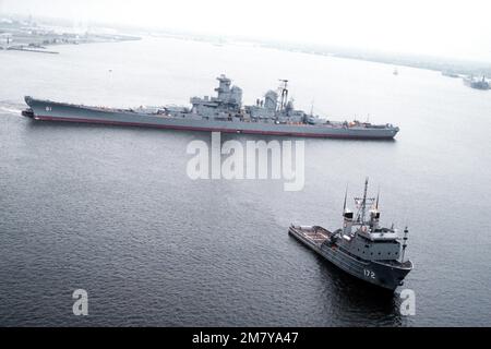 Luftaufnahme des Schlachtschiff IOWA (BB-61) aus der Luft, da Vorbereitungen getroffen wurden, um es vom Militärischen Sealift-Kommando-Flottenschiff APACHE (T-ATF-172) (Vordergrund) nach New Orleans zu schleppen. Basis: Philadelphia Bundesstaat: Pennsylvania (PA) Land: Vereinigte Staaten von Amerika (USA) Stockfoto