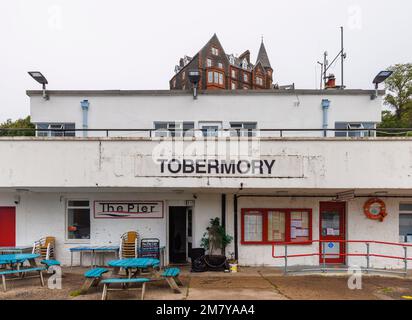 Der Pier in Tobermoray, ein Küstendorf auf der Isle of Mull, Innenhebriden, Westküste Schottlands, berühmt für seine bunten Hafengebäude Stockfoto