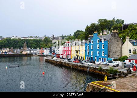 Berühmte farbenfrohe Gebäude am Hafen und das Mishnish Hotel, Tobermoray, Isle of Mull, ein Küstendorf der inneren Hebriden an der Westküste Schottlands Stockfoto