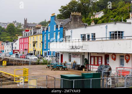 Der Pier in Tobermoray, ein Küstendorf auf der Isle of Mull, Innenhebriden, Westküste Schottlands, berühmt für seine bunten Hafengebäude Stockfoto