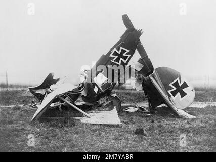 Oldtimer-Foto um 1917 von einem deutschen Albatross D. III einsitzigen Kampfflugzeug, das während des Ersten Weltkriegs an der Westfront in Frankreich abstürzte Stockfoto