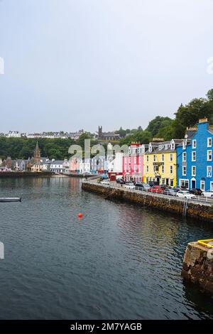 Berühmte farbenfrohe Gebäude am Hafen und das Mishnish Hotel, Tobermoray, Isle of Mull, ein Küstendorf der inneren Hebriden an der Westküste Schottlands Stockfoto