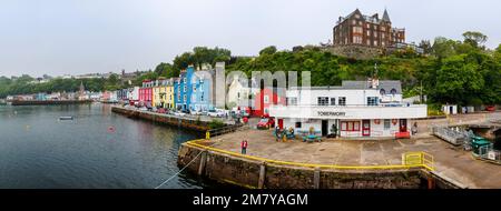 Tobermoray, ein Küstendorf auf der Isle of Mull, innere Hebriden, Westküste Schottlands mit seinem Pier und berühmten bunten Gebäuden am Hafen Stockfoto