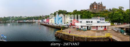 Tobermoray, ein Küstendorf auf der Isle of Mull, innere Hebriden, Westküste Schottlands mit seinem Pier und berühmten bunten Gebäuden am Hafen Stockfoto