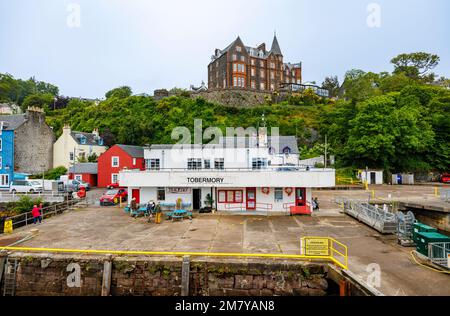 Der Pier in Tobermoray, ein Küstendorf auf der Isle of Mull, Innenhebriden, Westküste Schottlands, berühmt für seine bunten Hafengebäude Stockfoto