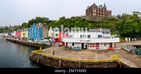 Tobermoray, ein Küstendorf auf der Isle of Mull, innere Hebriden, Westküste Schottlands mit seinem Pier und berühmten bunten Gebäuden am Hafen Stockfoto