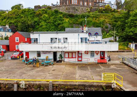 Der Pier in Tobermoray, ein Küstendorf auf der Isle of Mull, Innenhebriden, Westküste Schottlands, berühmt für seine bunten Hafengebäude Stockfoto