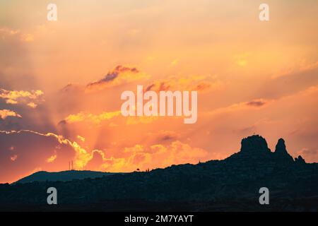 Atemberaubender Sonnenaufgang im Red & Rose Valley in Kappadokien. Goreme, Zentralanatolien, Türkei Stockfoto