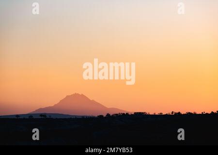 Atemberaubender Sonnenaufgang im Red & Rose Valley in Kappadokien. Goreme, Zentralanatolien, Türkei Stockfoto