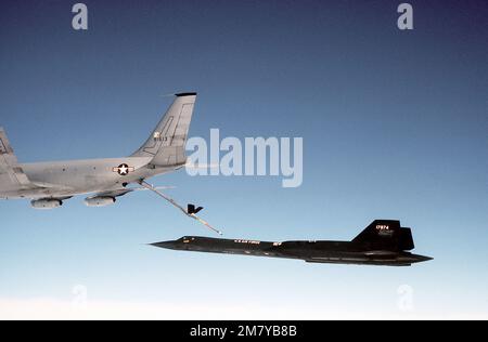 Linke Seitenansicht eines SR-71-Flugzeugs, das sich zum Betanken an Bord in Richtung eines KC-135 Stratotanker-Flugzeugs bewegt. Der SR-71 ist vom 9. Strategic Reconnaissance Wing. Land: Unbekannt Stockfoto