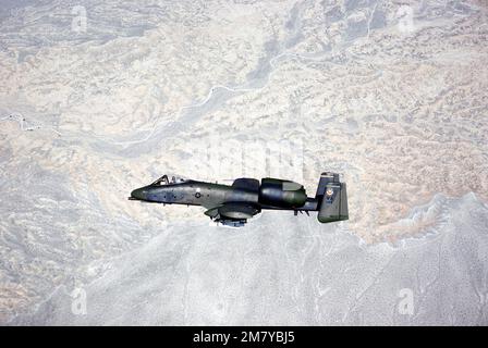 Eine Air-to-Air-Ansicht von links eines A-10 Thunderbolt II-Flugzeugs vom taktischen Kampfflugflügel 57., Nellis Air Force Base, Nevada. Land: Unbekannt Stockfoto