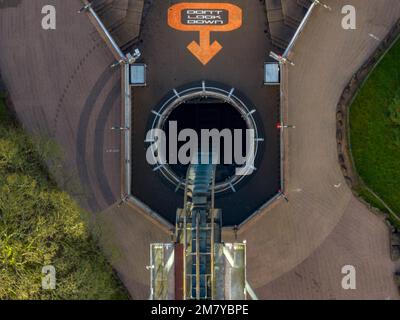Aerial Drohne aus dem Air Filmmaterial von Nemesis Rollercoaster in Alton Towers wird am 2022. JANUAR 2023 entfernt Stockfoto
