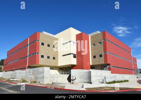 MISSION VIEJO, KALIFORNIEN - 8. JANUAR 2023: Science Building auf dem Campus des Saddleback College. Stockfoto