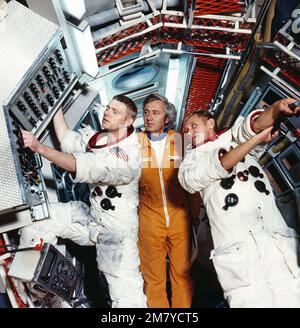 Operation Ganymed, alias Helden verloren im Staub der Sterne, Fernsehfilm, Deutschland 1977, Regisseur Rainer Erler zwischen den Darstellern Uwe Friedrichsen, Horst Frank Stockfoto