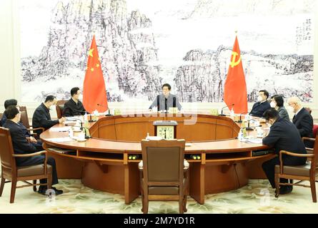 (230111) -- PEKING, 11. Januar 2023 (Xinhua) -- Hochrangige chinesische Gesetzgeber versammeln sich, um eine wichtige Rede von Xi Jinping, Generalsekretär des Zentralkomitees der Kommunistischen Partei Chinas (CPC), auf der zweiten Plenarsitzung der 20. CPC Zentralkommission für Disziplinarinspektion sowie der Leitprinzipien des Plenums am 10. Januar 2023 zu studieren. Die Sitzung der Gruppe der führenden Parteimitglieder des Ständigen Ausschusses des Nationalen Volkskongresses (NPC), Chinas oberster Legislaturperiode, wurde von Li Zhanshu geleitet, dem Vorsitzenden des Ständigen NPC-Ausschusses und dem Sekretär seines Vorsitzenden Stockfoto