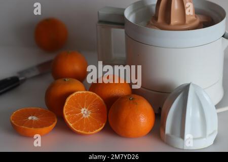 In Scheiben von Malta oder Valencia Orange. Es handelt sich um eine in Indien angebaute Zitrusfrucht, die gemeinhin als Sangtra Shot bezeichnet wird, zusammen mit einem Zitrussafter auf weißem Hintergrund. Stockfoto