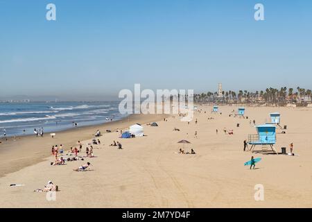 Huntington Beach, Kalifornien/USA - 12. Februar 2022: Huntington Beach an einem sonnigen Tag. Stockfoto