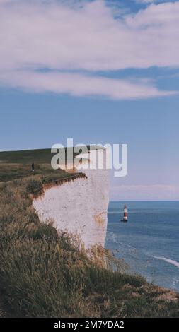 Eine vertikale Aufnahme des Beachy Head, der höchsten Kreideklippe und des Leuchtturms in East Sussex, England Stockfoto