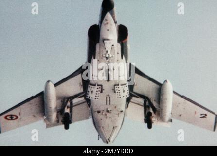 Ein Blick auf das Laufwerk eines Super Entendard-Flugzeugs, das sich einer Landung auf dem Cockpit des französischen Flugzeugträgers FOCH nähert (R-99). Der FOCH ist vor der libanesischen Küste stationiert. Land: Mittelmeer (MED) Stockfoto