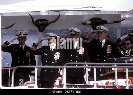Von links nach rechts: RADM H.L. Young, VADM S.A. White, ADM W. L. McDonald, ADM J.D. Watkins und Sen. John Tower, R-Texas, stehen und salutieren während der Zeremonien für das nuklearbetriebene Angriffs-U-Boot USS CITY CORPUS CHRISTI (SSN-705). Das Schiff wurde von der Electric Boat Division der General Dynamics Corporation gebaut. Basis: U-Boot-Stützpunkt, Groton Bundesstaat: Connecticut (CT) Land: Vereinigte Staaten von Amerika (USA) Stockfoto
