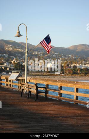 Amerikanische Flagge, die auf einem Stab in Ventura Pier, Ventura, Kalifornien, schwingt Stockfoto