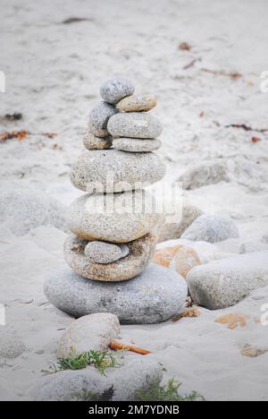 Ein Steinturm. Ein Haufen Kieselsteine. Konzept von Harmonie und Balance. Stockfoto