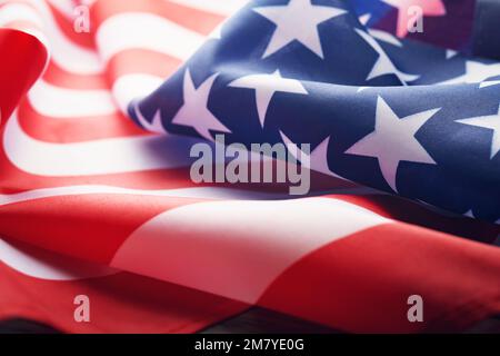 Amerikanische Flagge auf altem Holzhintergrund mit Kopierbereich. Nahaufnahme für Memorial Day oder 4. Juli oder Happy Martin Luther King Jr Day. Draufsicht. Kopie sp Stockfoto