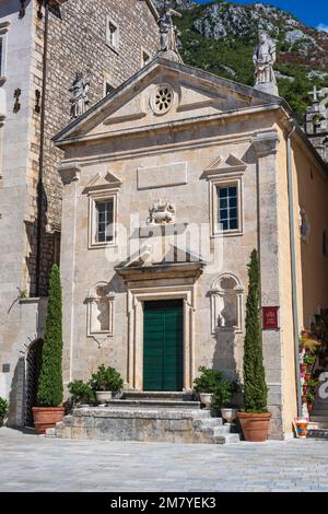 Fassade der katholischen Kirche des Heiligen Apostelzeichens in der Altstadt von Perast an der Bucht von Kotor in Montenegro Stockfoto