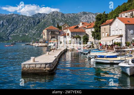 Boote, die in einem der vielen kleinen Häfen an der Uferpromenade von Perast an der Bucht von Kotor in Montenegro gefesselt sind Stockfoto