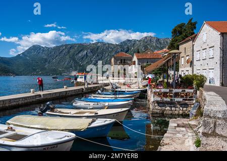 Boote, die in einem der vielen kleinen Häfen an der Uferpromenade von Perast an der Bucht von Kotor in Montenegro gefesselt sind Stockfoto