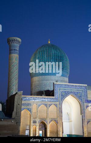 Abend: Gur-E-Amir-Komplex (Mausoleum), erbaut 1403, Grabstätte von Amir Temir, Samarkand, Usbekistan Stockfoto