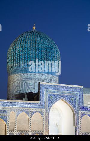 Abend: Gur-E-Amir-Komplex (Mausoleum), erbaut 1403, Grabstätte von Amir Temir, Samarkand, Usbekistan Stockfoto