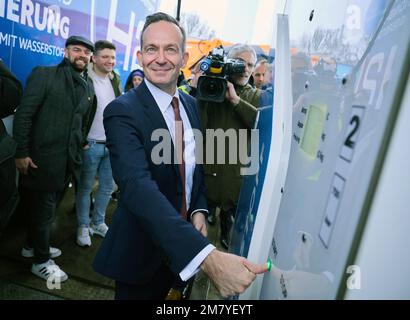 Berlin, Deutschland. 11. Januar 2023. Volker Wissing (FDP), Bundesminister für Digitale Angelegenheiten und Verkehr, steht beim Betanken mit Wasserstoff an einer Wasserstofftankstelle. Eine Wasserstofftankstelle wird heute in Berlin-Neukölln eröffnet. Kredit: Annette Riedl/dpa/Alamy Live News Stockfoto