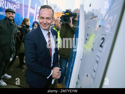 Berlin, Deutschland. 11. Januar 2023. Volker Wissing (FDP), Bundesminister für Digitale Angelegenheiten und Verkehr, steht beim Betanken mit Wasserstoff an einer Wasserstofftankstelle. Eine Wasserstofftankstelle wird heute in Berlin-Neukölln eröffnet. Kredit: Annette Riedl/dpa/Alamy Live News Stockfoto