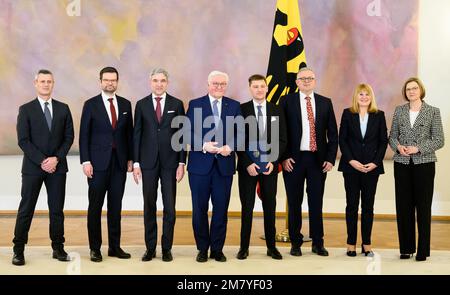 11. Januar 2023, Berlin: Bundespräsident Frank-Walter Steinmeier (4. von links) steht für den Wechsel der Richter am Bundesverfassungsgericht im Schloss Bellevue mit Bernd Krösser (l-r), Staatssekretär im Bundesministerium für Inneres und Inneres, Marco Buschmann (FDP), Bundesminister für Justiz, Stephan Harbarth, Präsident des Bundesverfassungsgerichts, Thomas Offenloch, neuer Richter am Bundesverfassungsgericht, Peter M. Huber, früherer Richter am Bundesverfassungsgericht, Rhona Fetzer, neue Richterin am Bundesverfassungsgericht, Stockfoto