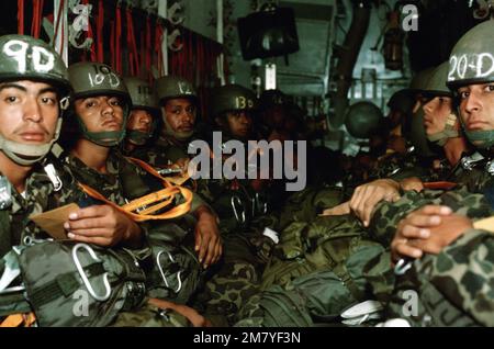 Fallschirmjäger der honduranischen Armee, die in einem 773. taktischen Airlift-Geschwader C-130 Hercules sitzen, warten auf eine Mission während der kombinierten US-Honduran-Trainingsoperation „AHUAS TARA“ (GROSSE KIEFER). Betreff Betrieb/Serie: AHUAS TARA (GROSSE KIEFER) Basis: Tegucigalpa Land: Honduras (HND) Stockfoto