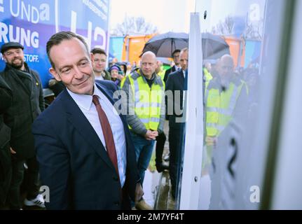 Berlin, Deutschland. 11. Januar 2023. Volker Wissing (FDP), Bundesminister für Digitale Angelegenheiten und Verkehr, steht beim Betanken mit Wasserstoff an einer Wasserstofftankstelle. Eine Wasserstofftankstelle wird heute in Berlin-Neukölln eröffnet. Kredit: Annette Riedl/dpa/Alamy Live News Stockfoto