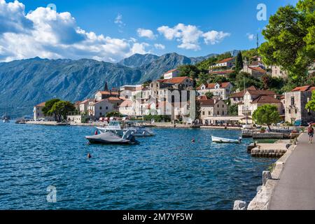 Boote, die in der Uferpromenade von Perast in der Bucht von Kotor in Montenegro festgemacht sind Stockfoto